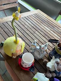 Pupazzetti e barattoli di matite colorate