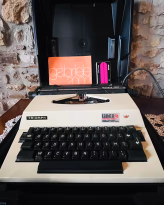 Macchina per scrivere elettrica TRIUMPH + custodia