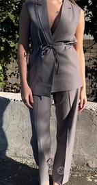 Completo giacca smanicata e pantalone only grigio
