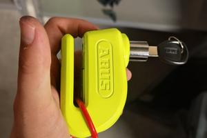 Blocca disco Abus sonoro + corda per manubrio