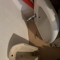 Lavandino a colonna con rubinetto