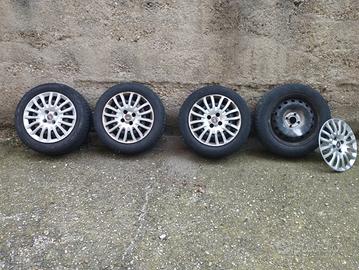 4 pneumatici invernali con cerchi 175/65 R15