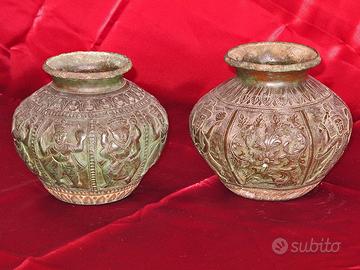 Coppia di antichi vasi in rame bronzo India