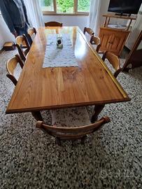 Tavolo e sedie in legno
