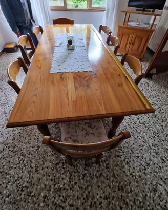 Tavolo e sedie in legno