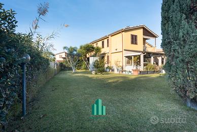 Villa con piscina privata e terreno di 1360mq