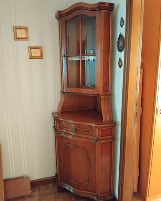 vetrina angolare in stile arte povera