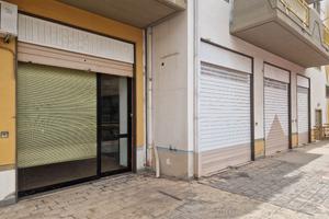 Locale commerciale via Nunzio Ferrara
