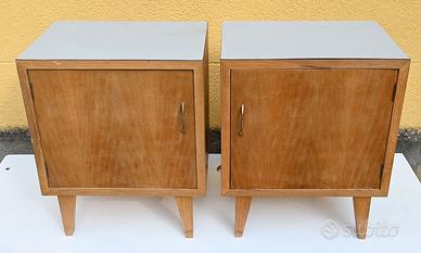 Coppia di comodini vintage con ripiano in formica