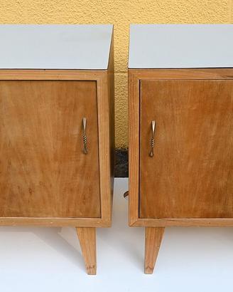 Coppia di comodini vintage con ripiano in formica