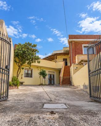 Villasimius centro, casa indipendente con giardino