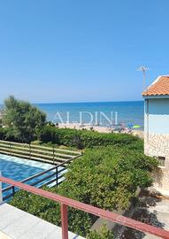 Villetta a pochi passi dal mare cod. r14428