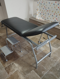 Lettino medico nuovo, sgabello e rotoli di carta