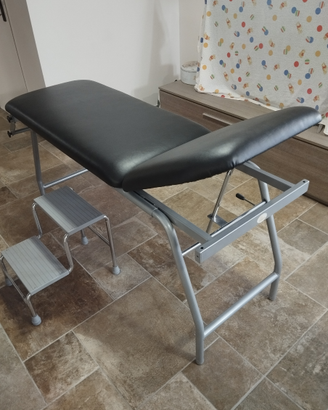 Lettino medico nuovo, sgabello e rotoli di carta