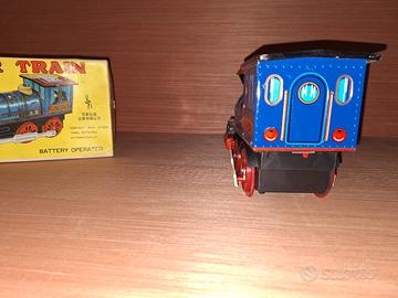locomotiva in latta a batteria 