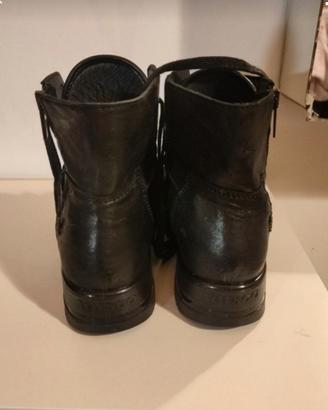 Scarpa Igi&co pelle nera  lacci e zip laterale 38