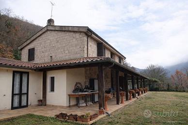 Villa singola con giardino e vista su Labro