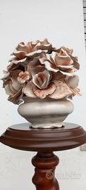 Centrotavola / Vaso con rose in ceramica artigiana