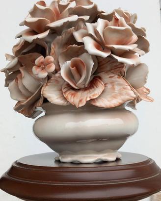 Centrotavola / Vaso con rose in ceramica artigiana
