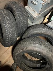 Gomme good year 23/70R16 e un cerchio nuovo nissan