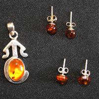 Ambra, orecchini e pendente