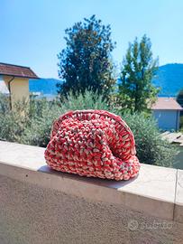 Clutch bag all'uncinetto fatta a mano 