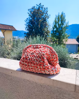 Clutch bag all'uncinetto fatta a mano 