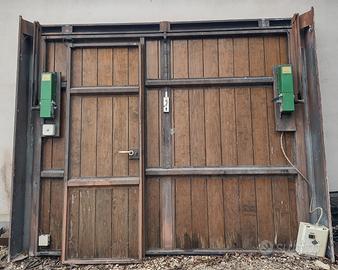 Portone garage basculante in legno