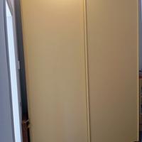 Armadio laccato con ante scorrevoli