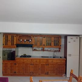 Cucina legno Massello + Tavolo e sedie + Credenza