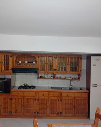 Cucina legno Massello + Tavolo e sedie + Credenza