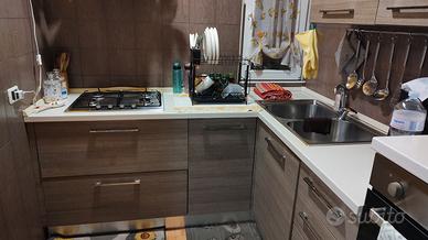 Cucina angolare con forno e piano cottura 