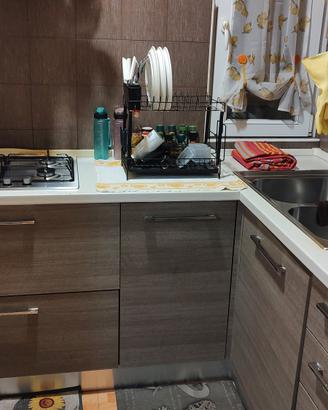 Cucina angolare con forno e piano cottura 