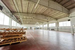 CAPANNONE A STRAMBINO