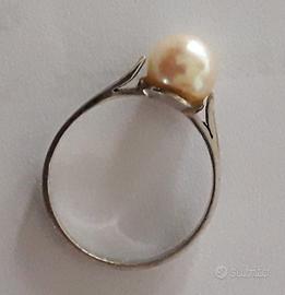 Anellino ORO BIANCO 18 kt. con bella perla rosata