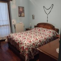 camera da letto con comò e 2 comodini