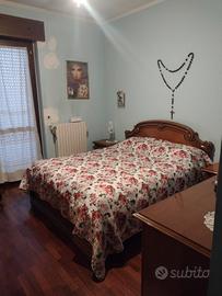 camera da letto con comò e 2 comodini