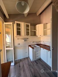 Mobili cucina lavandino e frigorifero