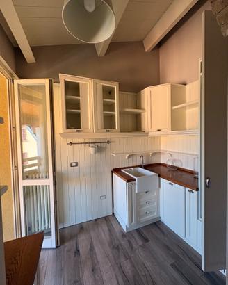 Mobili cucina lavandino e frigorifero