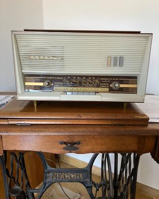Radiofonografo Magnafon degli anni 1960
