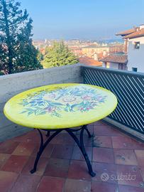 Tavolo da esterno pietra lavica con sedie in ferro