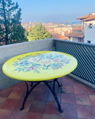 Tavolo da esterno pietra lavica con sedie in ferro