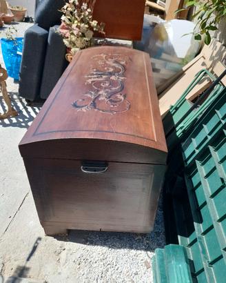 baule cassapanca in legno decorato a mano