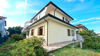 Casa singola con 2 unità abitative e giardino