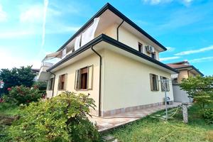 Casa singola con 2 unità abitative e giardino