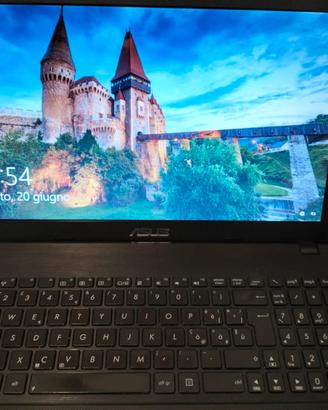 PC portatile Asus F551C.