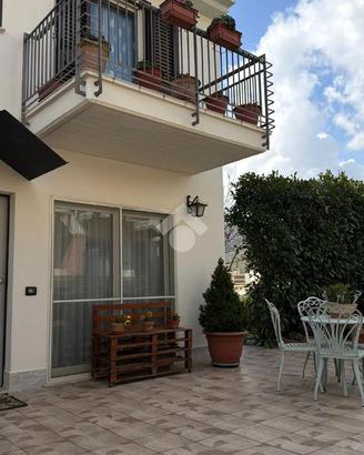 VILLA A SCHIERA A POZZILLI