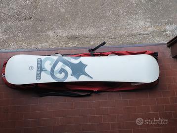 Tavola snowboard con attacchi e sacca