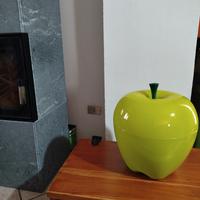 mela portafrutta e oggetti