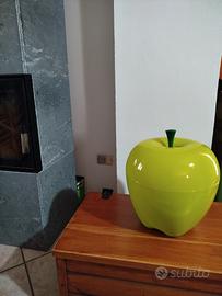 mela portafrutta e oggetti